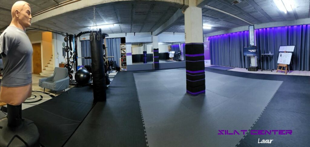 Pencak Silat à Lavaur – Vue panoramique du gelanggang prêt pour l’entraînement