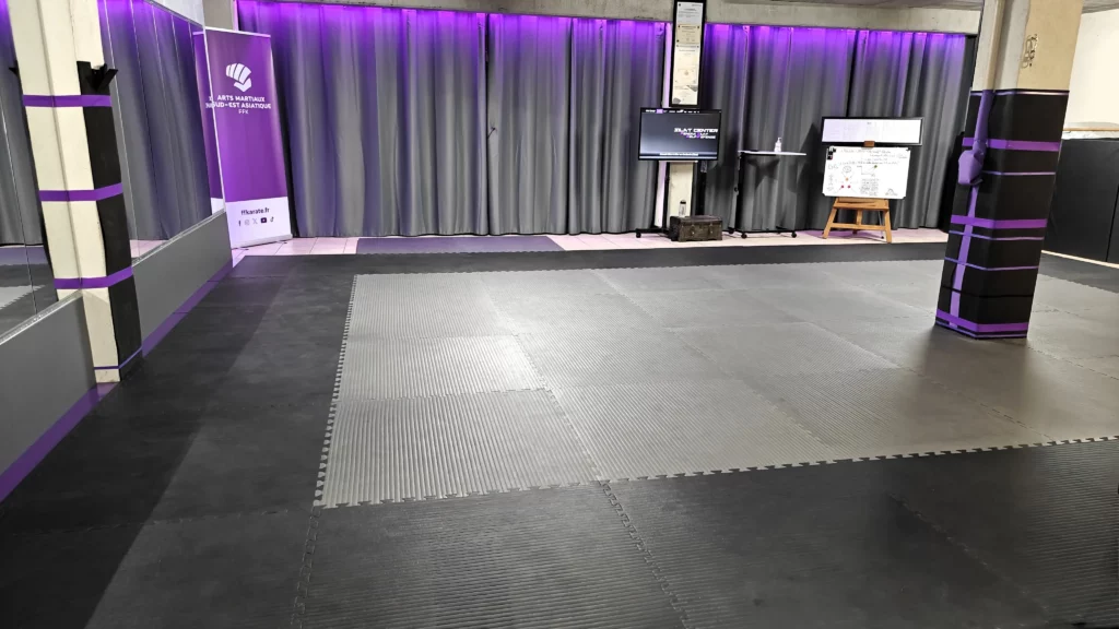 Pencak Silat à Lavaur – Gelanggang, tatamis et miroirs, vue avant